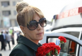 Певица Ингрид почтила память погибших при пожаре в Баку - ФОТО